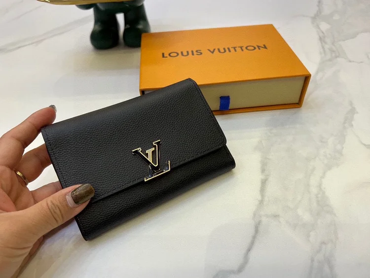 Louis new arrival Capucines wallet size : 13.5*9.5*1.5cm