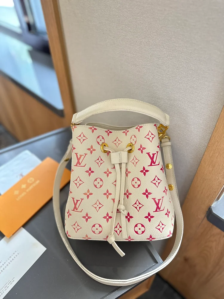 Louis new arrival NEONOE M44022 bag size: 20 cm