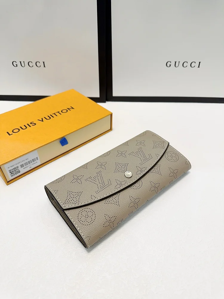 Louis new arrival wallet size: 19×10 cm